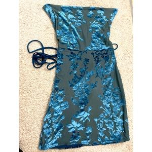 Beautiful body-con dress! 💙